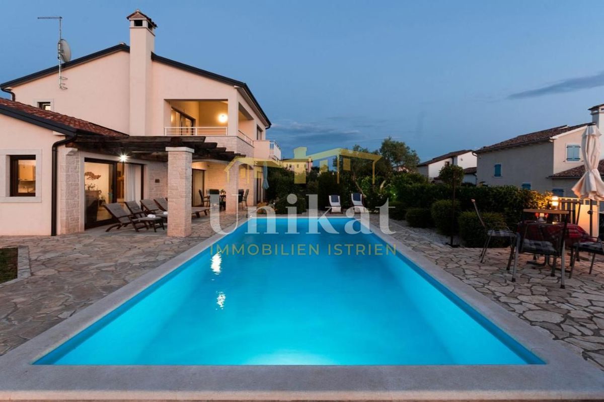 Casa con piscina e vista mare